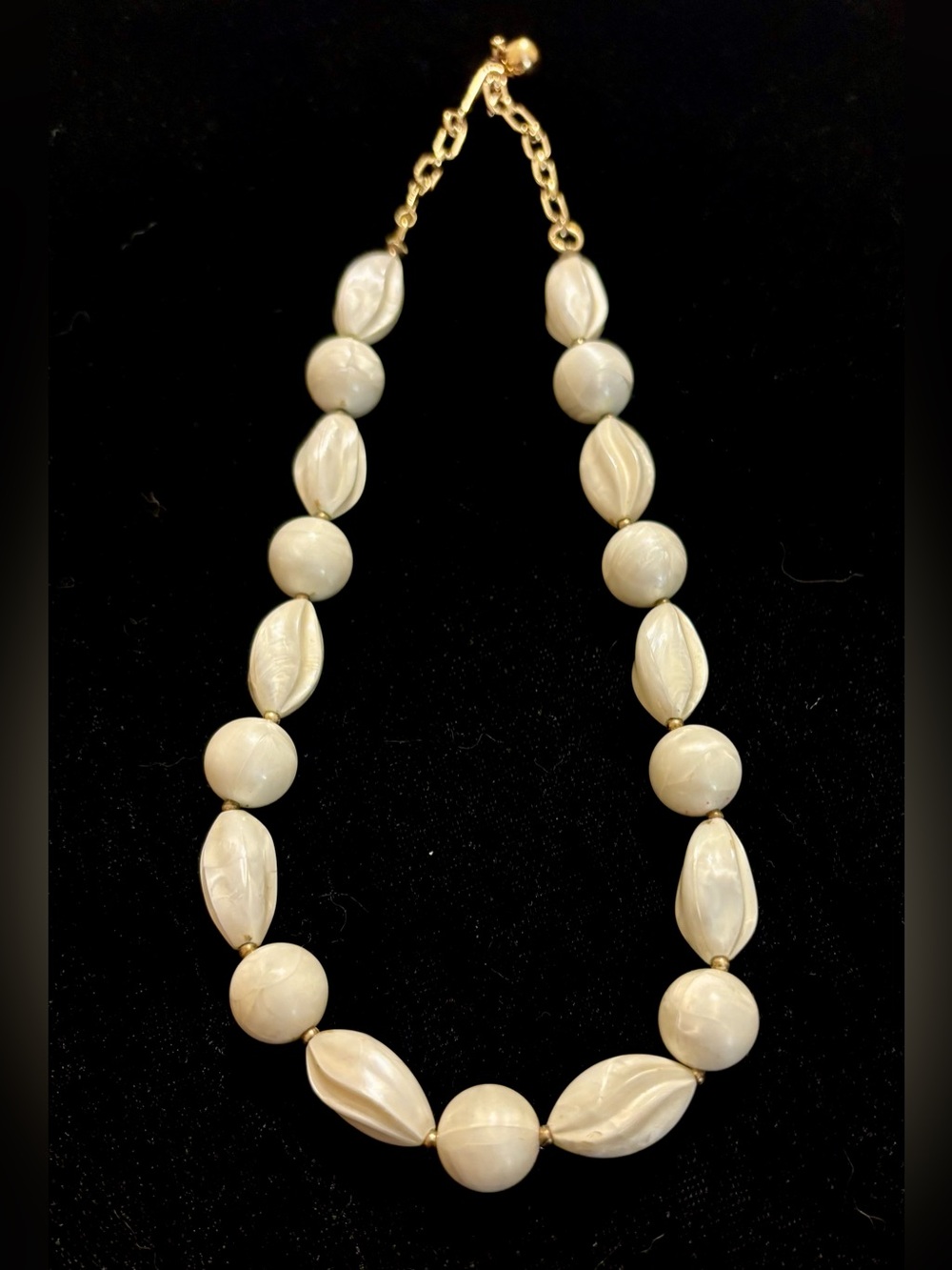 1950s Trifari Faux iridescent White Pearl Beaded Necklace Gold Tone Chain 16 in